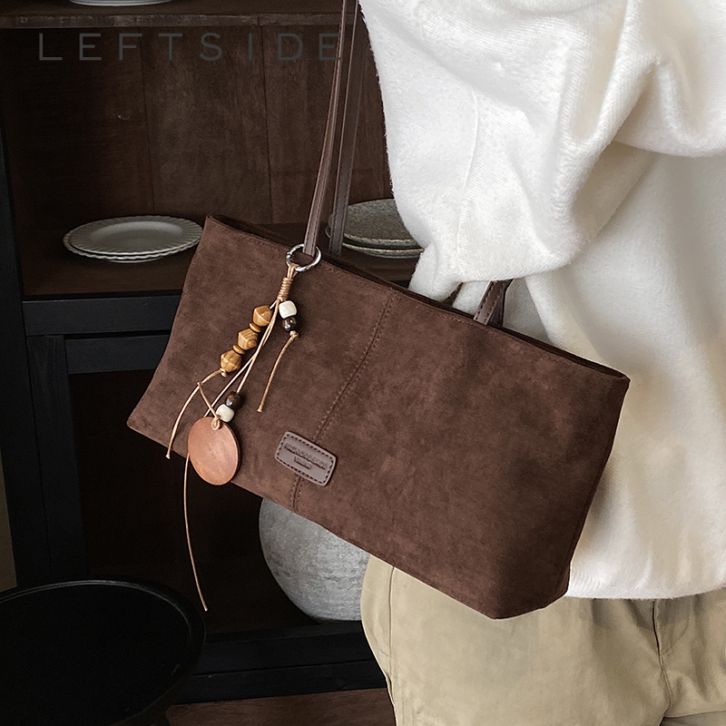 Women Bags In Trend - LEFTSIDE Retro Wildleder Schultertasche mit Holzperlen-Anhänger